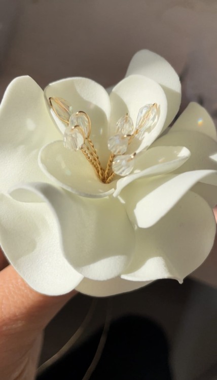 kwiatowa ozdoba do włosów, tiara ślubna z boho kwiatami, kwiatowy diadem (1).jpg