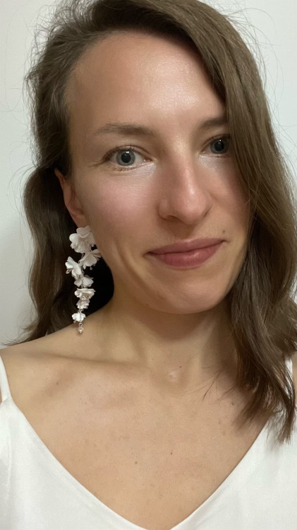 Białe kolczyki ślubne z boho kwiatami, biżuteria ślubna panny młodej, kwiatowa biżuteria ślubna  (4).jpeg